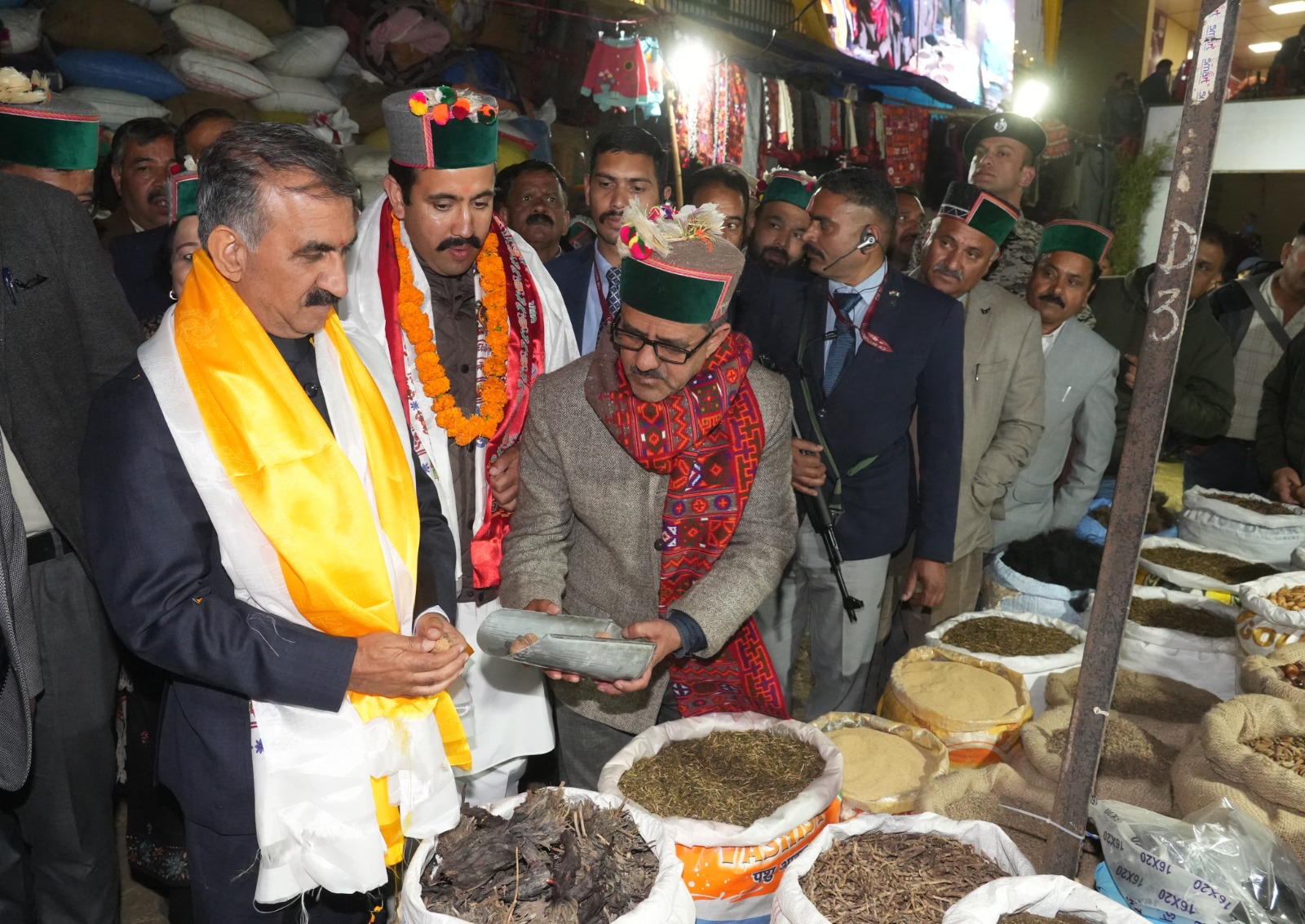 मुख्यमंत्री ने लवी मेले में ‘दोहड़ू’ और अखरोट खरीदे।