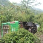सुंदरनगर के भवाना चौक के पास निजी बस पलटी, 19 यात्री घायल; अफरा-तफरी का माहौल।